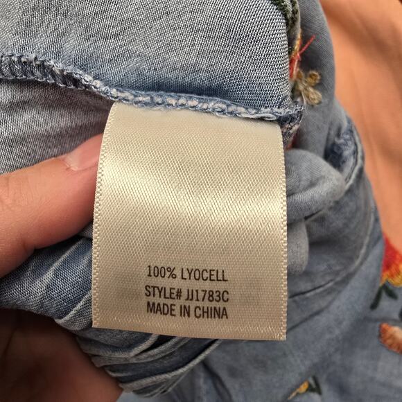 Women's Francesca's Lyocell Chambray Floral Embroidered Pull On Shorts | Size XS - Picture 8 of 8